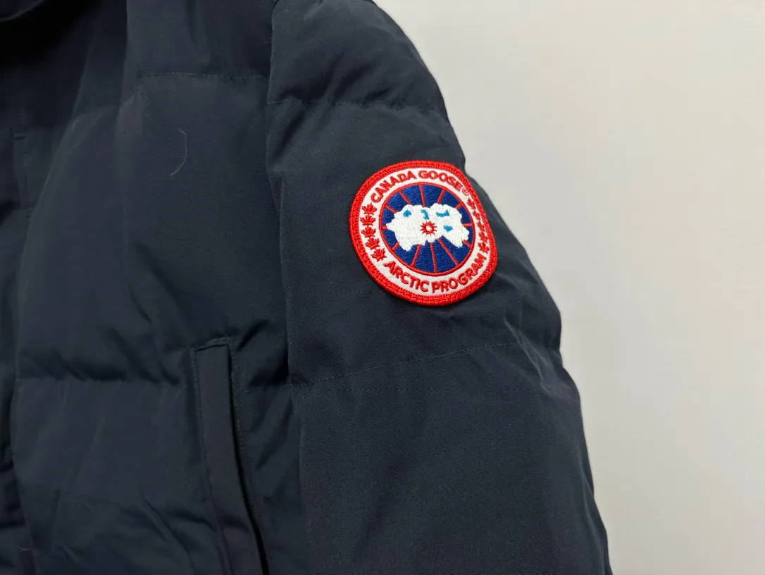 P780 [canada goose wyndham] 29 parka down jackets. The fabric is as soft and hard as the original. It can be restored by kneading at will (fabric misunderstanding: fabrics with high hardness are not waterproof. Only those who buy the latest authentic version this year will notice the softness and comfort of the fabric). The down is synchronized with the authentic white duck down. It is fluffy and not clumps. The electronically controlled down filling machine is filled with down. The zipper is customized with authentic ykk military grade copper core zipper puller. The high-hardness, non-stuck fur collar is made from original and custom-made western Canadian coyote skin. All workmanship and wiring are controlled by workers with more than ten years of service. They must be horizontal and vertical, and no crookedness is allowed. The wiring density inside is more sophisticated. Fighters in the world 29 battle all kinds of world products. Size: XS-XXL